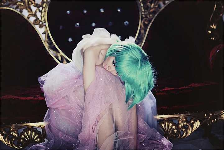 MV 'Ngày mai' không được thực hiện theo hình thức câu chuyện hoặc phô diễn vũ đạo mà chú trọng vào phần phong cách và hình ảnh của Tóc Tiên với nhiều hình tượng khác nhau mang nhiều tính ẩn dụ