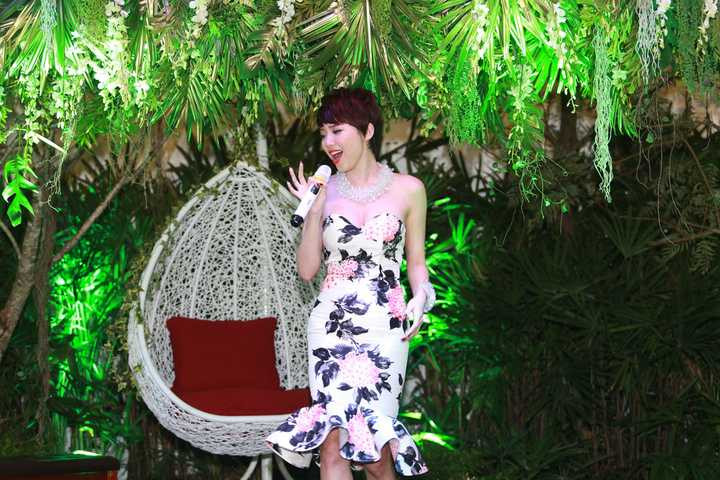 Là người hỗ trợ về mặt trang phục cho Tóc Tiên trong MV, nhà thiết kế Lý Quý Khánh đã lựa chọn từ gần 20 mẫu trong bộ sưu tập mới nhất của mình để có được 5 trang phục phù hợp nhất với tính cách và tôn được nét gợi cảm của Tóc Tiên.