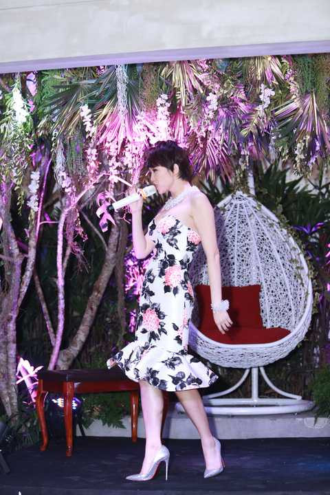 Là người hỗ trợ về mặt trang phục cho Tóc Tiên trong MV, nhà thiết kế Lý Quý Khánh đã lựa chọn từ gần 20 mẫu trong bộ sưu tập mới nhất của mình để có được 5 trang phục phù hợp nhất với tính cách và tôn được nét gợi cảm của Tóc Tiên.