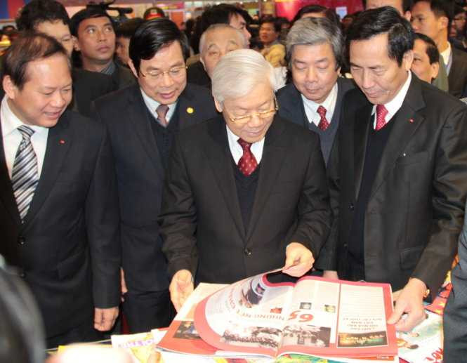 Tổng Bí thư Nguyễn Phú Trọng đánh trống khai hội báo xuân