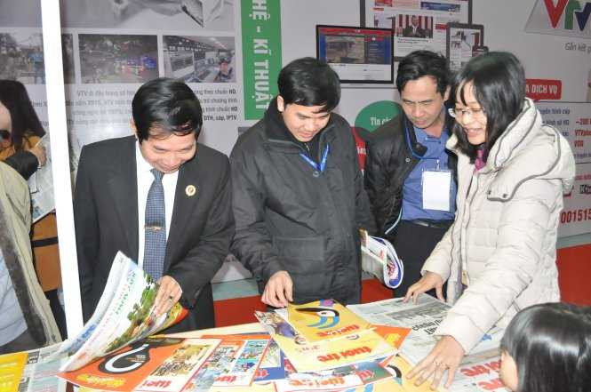 Tổng Bí thư Nguyễn Phú Trọng đánh trống khai hội báo xuân