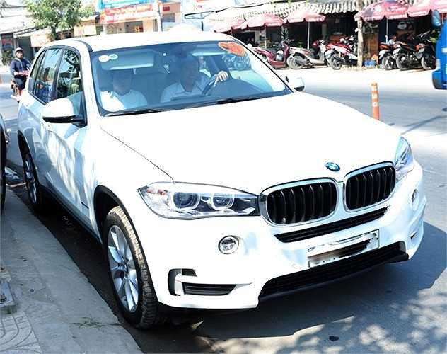 Sáng 7/2, họ nhà trai có mặt tại nhà riêng của cô dâu Trúc Diễm với dàn xế hộp sang trọng thu hút sự chú ý của bà con lối xóm. Ngoài một vài chiếc xe độc, xe đến rước dâu từ Hóc Môn về trung tâm TP HCM chủ yếu thuộc dòng BMW cao cấp.