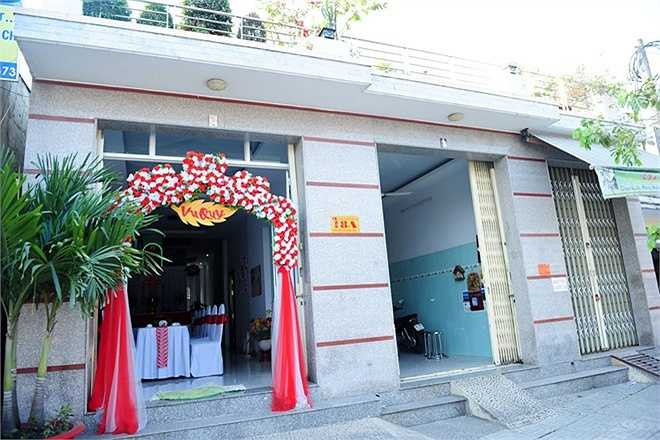 Toàn cảnh nhà riêng của người đẹp Trương Tri Trúc Diễm tại huyện Hóc Môn, TP HCM trước giờ đón dâu. Từ cổng hoa đến bàn ghế đều được chuẩn bị chu đáo, chờ họ nhà trai đến làm lễ.