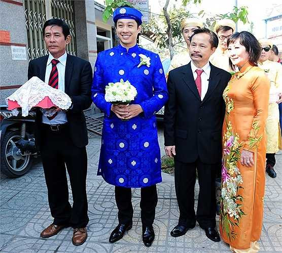 Không hoạt động trong lĩnh vực nghệ thuật nhưng ông xã Trúc Diễm luôn cởi mở, cười tươi trước ống kính của truyền thông. Anh và bố mẹ đợi đến giờ đẹp để tiến về phía nhà cô dâu. John Từ và Hoa hậu thời trang Trúc Diễm có 3 năm tìm hiểu trước khi quyết định tiến đến hôn lễ. Tuy vây, hình ảnh và thông tin về chú rể điển trai chỉ mới được người đẹp phim Nhật ký Bạch Tuyết tiết lộ khi tung ảnh cưới.