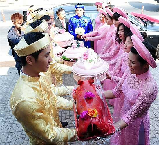 ￼ Gia đình họ trai và họ gái tiến hành thủ tục trao sính lễ.