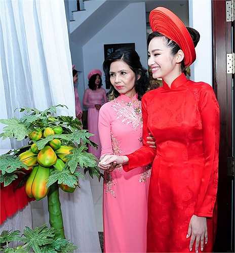 Cô dâu Trúc Diễm xinh tươi trong chiếc áo dài truyền thống, kín đáo. Người đẹp được mẹ dắt tay ra trao cho chú rể John Từ. Hoa hậu không giấu được niềm hạnh phúc trên gương mặt.