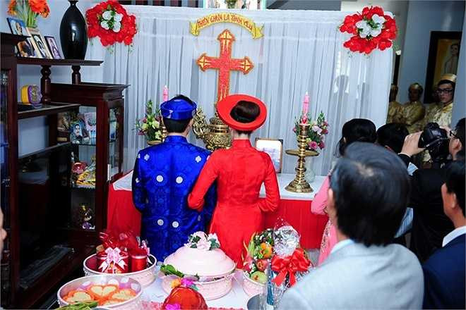Cả hai khoác tay trước bàn thời tổ tiên trước sự chứng kiến của bố mẹ hai phía và người thân. Trước đó, tối 6/2, đôi vợ chồng có buổi đãi tiệc họ hàng nhà gái tại một nhà hàng ở Hóc Môn.