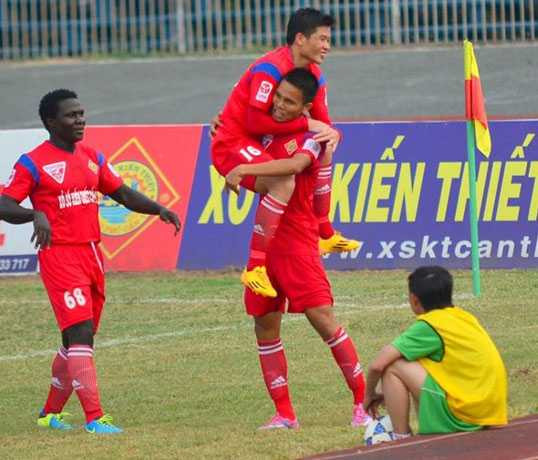 Văn Thắng vươn lên dẫn đầu danh sách vua phá lưới V-League 2015