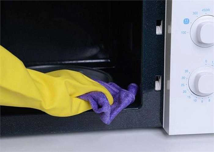 Làm sạch lò vi sóng: Lò vi sóng sử dụng lâu sẽ có thức ăn, vết bẩn bám vào thành và các mặt của lò. Để làm sạch bạn cho giấm, nước vào một chén dùng được trong lò vi sóng. Đặt chén vào trong lò, chỉnh nhiệt độ lò ở mức nóng cao, để vậy trong khoảng 5 phút. 