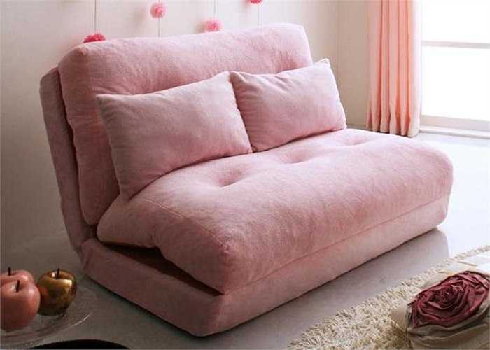 Làm sạch sofa bằng vải: Với sofa có lớp bọc làm bằng vải hoặc nhung, bạn hãy pha loãng cồn với nước, sử dụng một bàn chải nhúng vào nước cồn sau đó chải đều lên bề mặt ghế sofa. Mặt vải của ghế bị ướt, bạn sử dụng máy sấy tóc sẽ giúp làm khô nhanh hơn. Nếu có nước trái cây dính lên mặt vải, bạn lấy ít soda pha với nước rồi chà lên vết bẩn sẽ làm sạch vết bẩn dễ dàng.