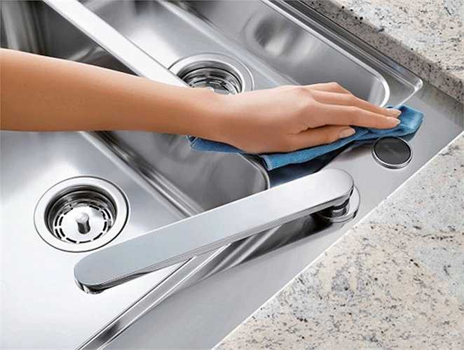 Làm sạch đồ dùng bằng inox: Nồi chảo hay các đồ dùng bằng inox muốn làm sạch, bạn lấy một miếng vải hoặc khăn mềm sợi nhỏ thấm một ít giấm hoặc chanh, chùi nhiều lần lên đồ dùng bằng inox, nhất là những chỗ bị cháy hay có vết bẩn cứng đầu, đồ dùng sẽ sạch bóng ngay, áp dụng hiệu quả với bình đun siêu tốc với vỏ bằng inox.