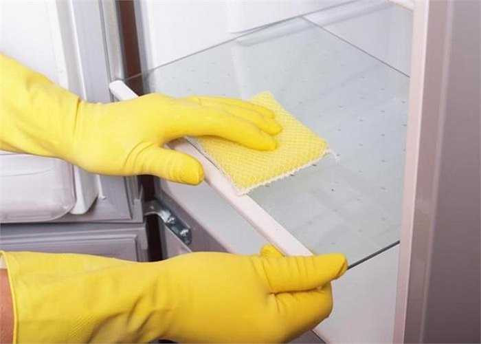 Làm sạch tủ lạnh: Tủ lạnh do cơ chế hoạt động mà sau một thời gian sử dụng sẽ có những mùi hôi gây khó chịu cho người dùng, để khử mùi bạn sử dụng vài lát chanh hoặc miếng bánh mì, đặt vào tủ sẽ làm các mùi này biến mất. Để làm sạch các vết bẩn trong tủ lạnh, bạn dùng khăn mềm lau chùi, với các vết bẩn ở các khe, kẽ hở nhỏ khó làm sạch bạn sử dụng một chiếc bàn chải đánh răng sẽ dễ dàng hơn.