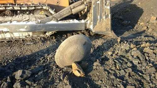 Được biết, các thợ mỏ tìm được vài khối hình đĩa khác nhưng một số khác đã bị hư hại do tác động của máy xúc. 