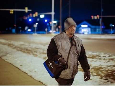 Người đàn ông 10 năm đi bộ 33 km để đi làm được tặng xe miễn phí