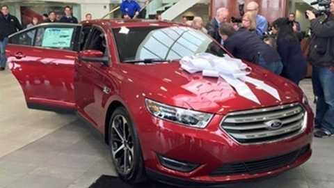 Người đàn ông 10 năm đi bộ 33 km để đi làm được tặng xe miễn phí