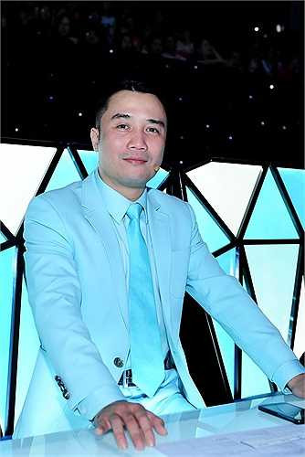 Giám khảo Hồng Việt diện cây xanh lên sóng truyền hình.