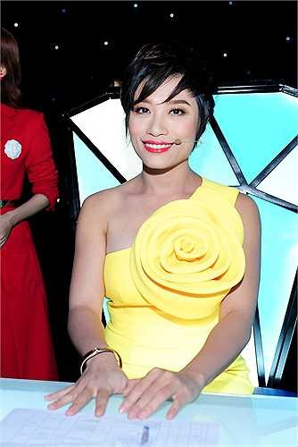 Biên đạo múa Trần Ly Ly ngày càng mặc gợi cảm.