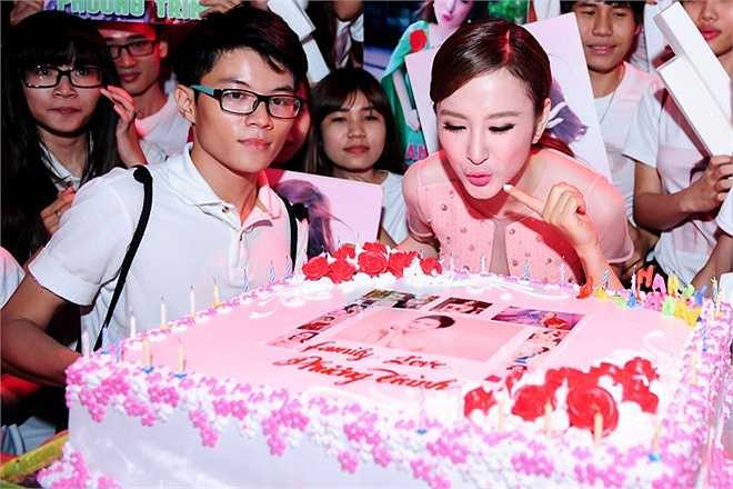 Các bạn trẻ chuẩn bị một chiếc bánh sinh nhật hoành tráng tặng bà mẹ nhí. Trên bánh, những hình ảnh đa dạng của cô được trang trí cầu kỳ.