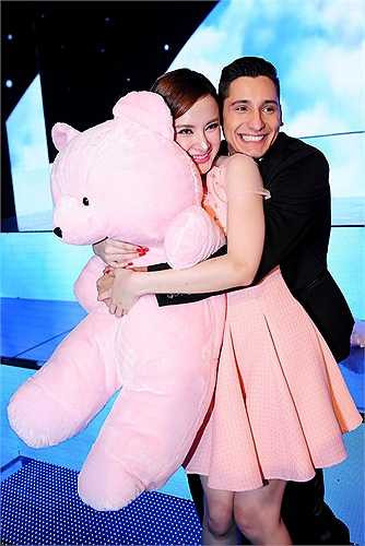 Bạn nhảy Kris ở lại chung vui cùng Angela Phương Trinh. Cả hai thích thú trước món quà là một con gấu bông lớn do fan tặng.