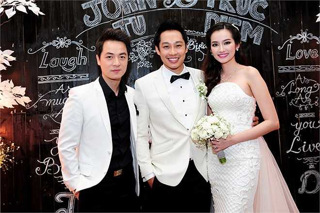 Nam ca sĩ Đăng Khôi bảnh bao đến tiệc cưới thay vì đi cùng bà xã xinh đẹp như mọi khi.