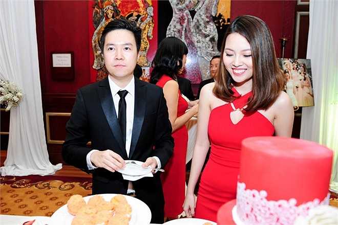 Theo chia sẻ của Linh Nhi - tên bạn gái Lê Hiếu, trong khoảng thời gian hơn nửa năm ở bên nhau, cả hai đã cố gắng thay đổi những sở thích để có thể hòa hợp với nhau. Dù bận rộn nhưng giọng ca Hà thành luôn dành thời gian đi du lịch cùng bạn gái ở những địa danh nổi tiếng trong và ngoài nước. 