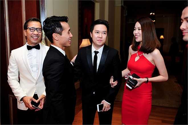 Cặp đôi vui vẻ khi gặp gỡ những người bạn tại hôn lễ. Sau khi chia tay nữ ca sĩ Văn Mai Hương, Lê Hiếu nhanh chóng hẹn hò với người đẹp 9X. Đến thời điểm này, họ có gần một năm yêu nhau.