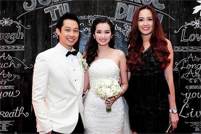 Hoa hậu Việt Nam 2006 nổi bật với chiều cao hơn 1,8m khi đứng cạnh vợ chồng Trúc Diễm và John Từ.