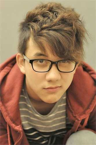 Không chỉ sở hữu một loạt các thành tích đáng nể trong học tập, Trần Hoàng Phúc còn khiến nhiều cô gái liêu xiêu bởi ngoại hình không thua kém gì các tài tử Hàn Quốc.