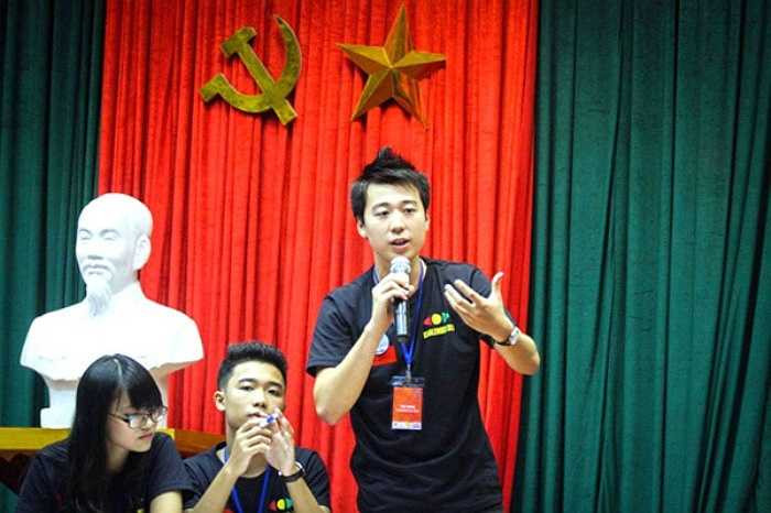 Ngô Di Lân sinh năm 1994, đã có hơn 10 năm sống ở nước ngoài, hưởng thụ 5 nền giáo dục và hiện đang theo học chuyên ngành Quan hệ quốc tế tại ĐH College Maastricht (Hà Lan) theo diện học bổng toàn phần. 