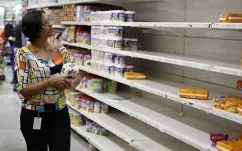 Không chỉ đắt, hàng tiêu dùng ở Venezuela còn khan hiếm do nước này thiếu ngoại tệ để nhập khẩu hàng hóa - Ảnh: Reuters.