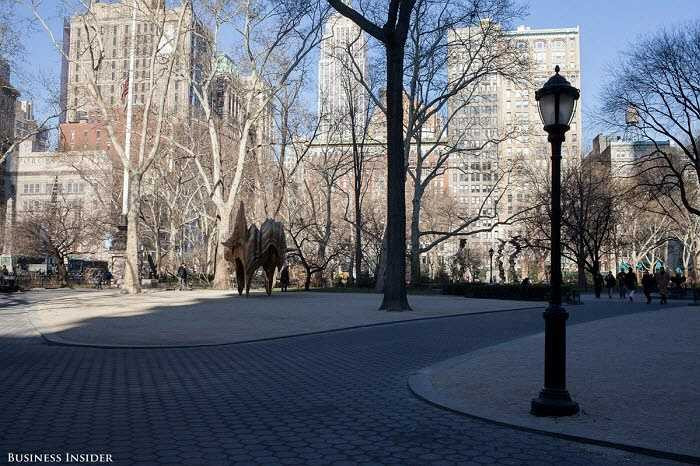 Một trong những thời điểm khó khăn nhất để chụp là trong một ngày ánh nắng gay gắt, đặc biệt khi đang chụp ảnh phong cảnh. DSLR thực hiện công việc tuyệt vời cho cả các tòa nhà trong nền và bóng tối ở công viên.