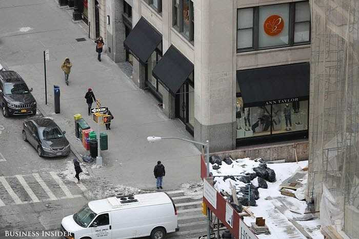 Khi chụp ảnh đối tượng ở xa, một tính năng hữu ích trong nhiếp ảnh là khả năng phóng to. Với DSLR, bạn có thể sử dụng ống kính tele 70-200mm để chụp đường phố từ mái nhà với mọi thứ đều sắc nét và rõ ràng.