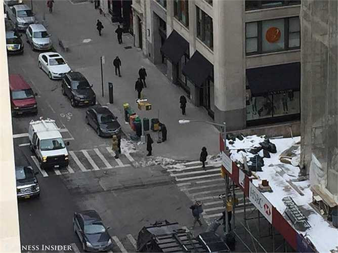 iPhone không có khả năng phóng to khi nó chỉ cho phép thực hiện zoom số, bạn có thể mở rộng một phần của hình ảnh, nhưng trông khủng khiếp khi xét yếu tố rõ và sắc nét. DSLR chắc chắn là lựa chọn lúc này.