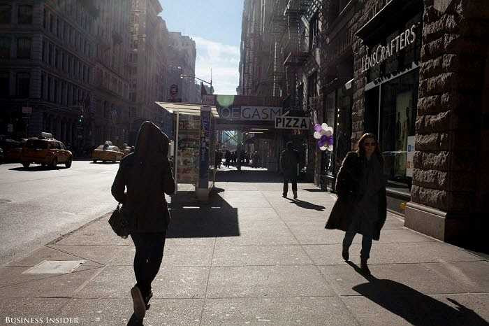 Chụp trực tiếp vào ánh sáng mặt trời thường gây chói ống kính, bầu trời chuyển thành màu trắng và tạo bóng tối. DSLR không có rắc rối với bầu trời xanh, nhưng ánh sáng chói ống kính xuất hiện ở trung tâm bức ảnh.