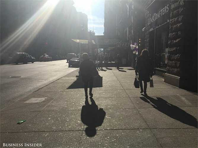 iPhone tồi tệ nhất trong cả hai vấn đề. Trong khi nó khiến bầu trời màu xanh thành sáng, tạo ánh sáng chói vào ống kính và không có chi tiết trong bóng tối. Ngoài ra, ánh sáng được kéo lên mây trên phần còn lại của hình ảnh.