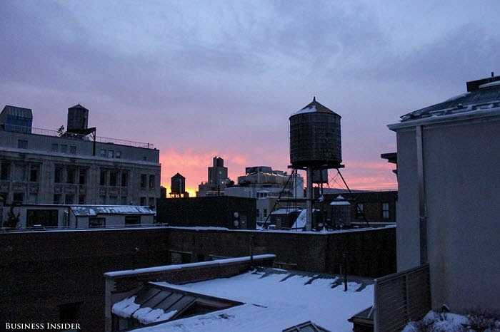 Nhiều người rất thích chụp cảnh hoàng hôn. Trong hoàng hôn, một máy ảnh phải chụp màu sắc của nó cũng như có thể chụp trong điều kiện ánh sáng tối hơn. DSLR thực hiện công việc tuyệt vời, cho thấy các màu sắc đẹp, và tòa nhà tối ở phía trước vẫn giữ ổn định.