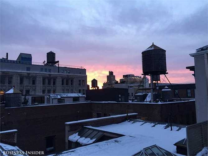 Mặt khác, iPhone thực hiện công việc chụp ảnh tuyệt vời cho cả màu sắc và tòa nhà. DSLR là hơi sắc nét và có chi tiết hơn trong bóng tối so với hình ảnh iPhone.