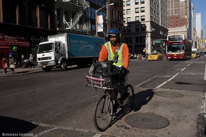 Chụp ảnh chuyển động là điều có thể khó khăn cho máy ảnh, tất cả phụ thuộc vào tốc độ màn trập. Máy ảnh DSLR mang khả năng chụp chuyển động, nhưng hình ảnh có hơi bị tối.