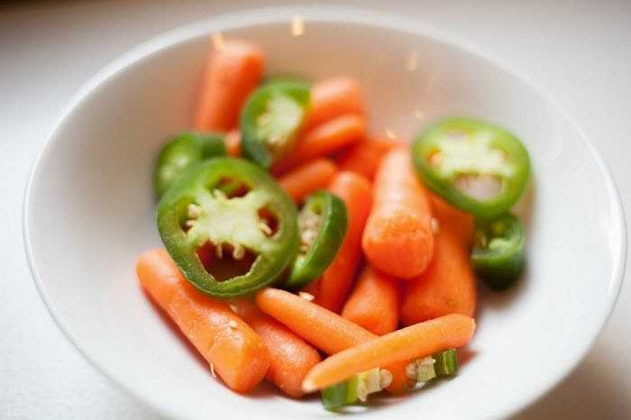 Với ảnh cận cảnh, người dùng DSLR có thể chuyển sang một ống kính macro giúp mang lại độ sâu tốt hơn, làm đẹp hiệu ứng của nền.