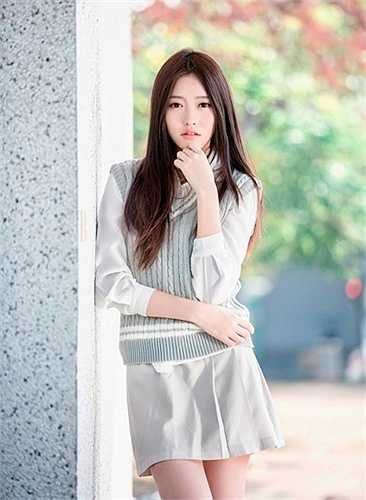 Trương Thái Ninh cao 1m72, nặng 50 kg, mới 19 tuổi nhưng đã là show girl, người mẫu ảnh có tiếng ở Đài Loan.