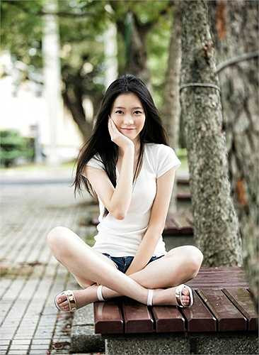 Cô bạn chuộng phong cách thời trang đơn giản mà tôn dáng.