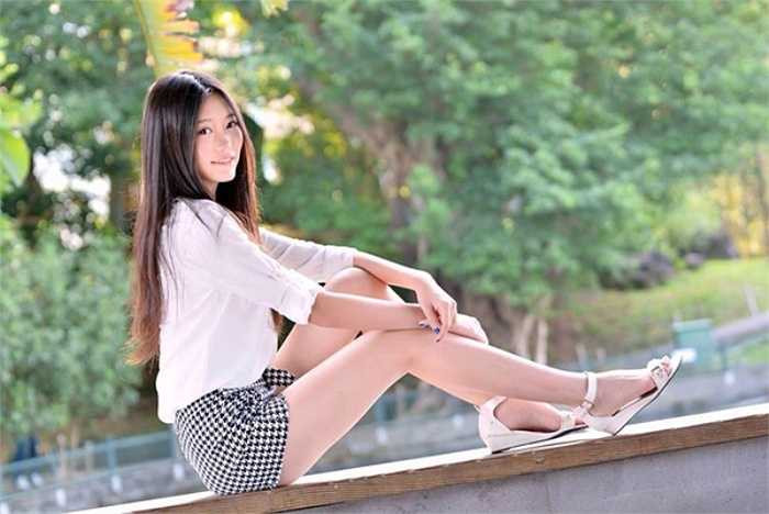 Nụ cười dịu dàng của người đẹp chân dài 19 tuổi.