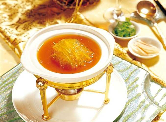 Vi cá mập vốn nổi tiếng là món ăn bổ dưỡng cũng như nhiều tác dụng chữa bệnh. Thực phẩm này vừa có tác dụng bồi bổ, vừa có thể hỗ trợ chữa bệnh. Vì vậy, bạn có thể dùng vi cá mập là quà biếu ngày Tết.