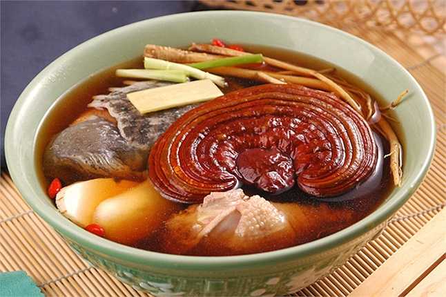 Theo Đông y, linh chi có tác dụng thanh nhiệt giải độc, ổn định huyết áp, lọc sạch máu, tăng cường tuần hoàn máu, giảm mệt mỏi, hỗ trợ thần kinh, chống đau đầu và tứ chi ... và đặc biệt có tác dụng trong việc ngăn ngừa ung thư hiệu quả. Vì thế, nếu đang đau đầu không biết chọn món quà gì để biếu cha mẹ ngày Tết thì nấm linh chi là lựa chọn không tồi.