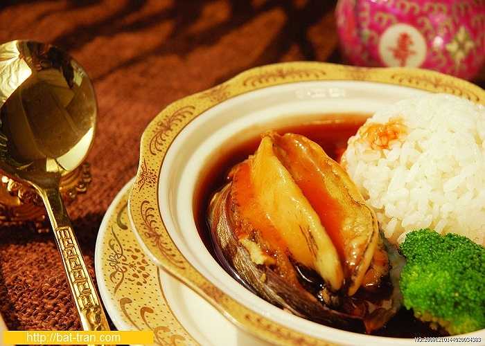 Bào ngư cũng được xem là thực phẩm quý trong các bữa tiệc sang trọng. Nó còn là vị thuốc độc đáo trong cả Đông và Tây y, giúp sáng mắt, trị ho và tăng cường sinh lực cho nam giới và nhiều tác dụng quan trọng. Bạn có thể chọn bào ngư để làm quà biếu ngày Tết năm 2015.