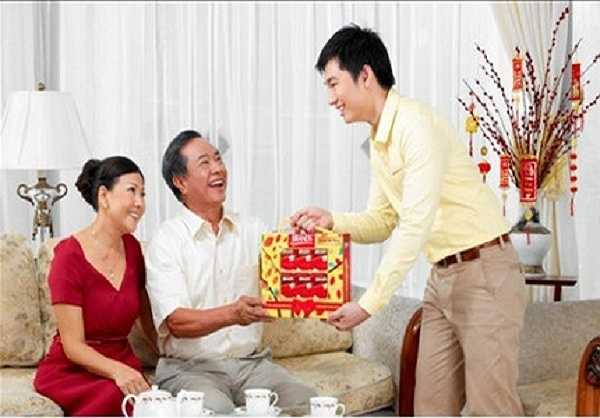 Rượu thuốc: 'Nam vô tửu như cờ vô phong', vì vậy quà Tết ý nghĩa nên là một bình rượu thuốc. Nếu bố bạn không thường xuyên uống rượu thì trong ngày Tết cũng sẽ nhâm nhi một vài chén, vì vậy thay vì tặng bố vợ những chai rượu tây, rượu ngoại bạn nên tỏ thành ý với bố vợ bằng một bình rượu thuốc.