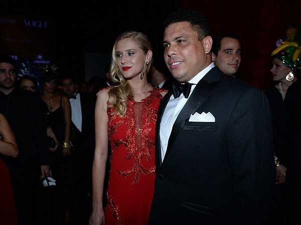 Chỉ cách đây vài tháng, Ronaldo còn cặp kè với nữ DJ Paula Morais.Thậm chí, Ro 'béo' còn lên kế hoạch về một đám cưới linh đình. Vậy mà, tuần qua, cả Brazil choáng váng khi thấy Ronaldo tay trong tay với người đẹp khác.