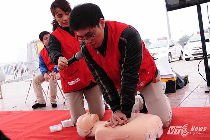 Tiếp theo, các thành viên tham gia buổi huấn luyện sẽ tự mình thực hành các kỹ năng sơ cứu cơ bản