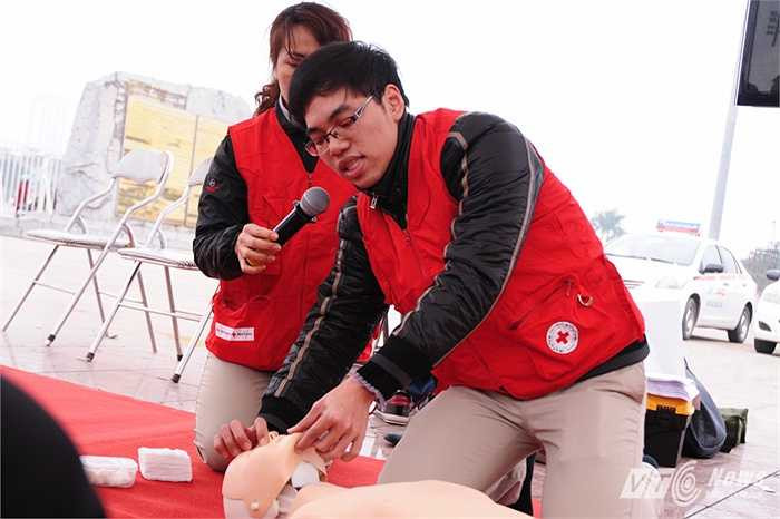 Một chuyên gia đang hướng dẫn cách kiểm tra hơi thở của nạn nhân bị bất tỉnh