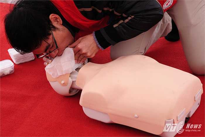 Hà hơi thổi ngạt cho nạn nhân đã ngừng thở